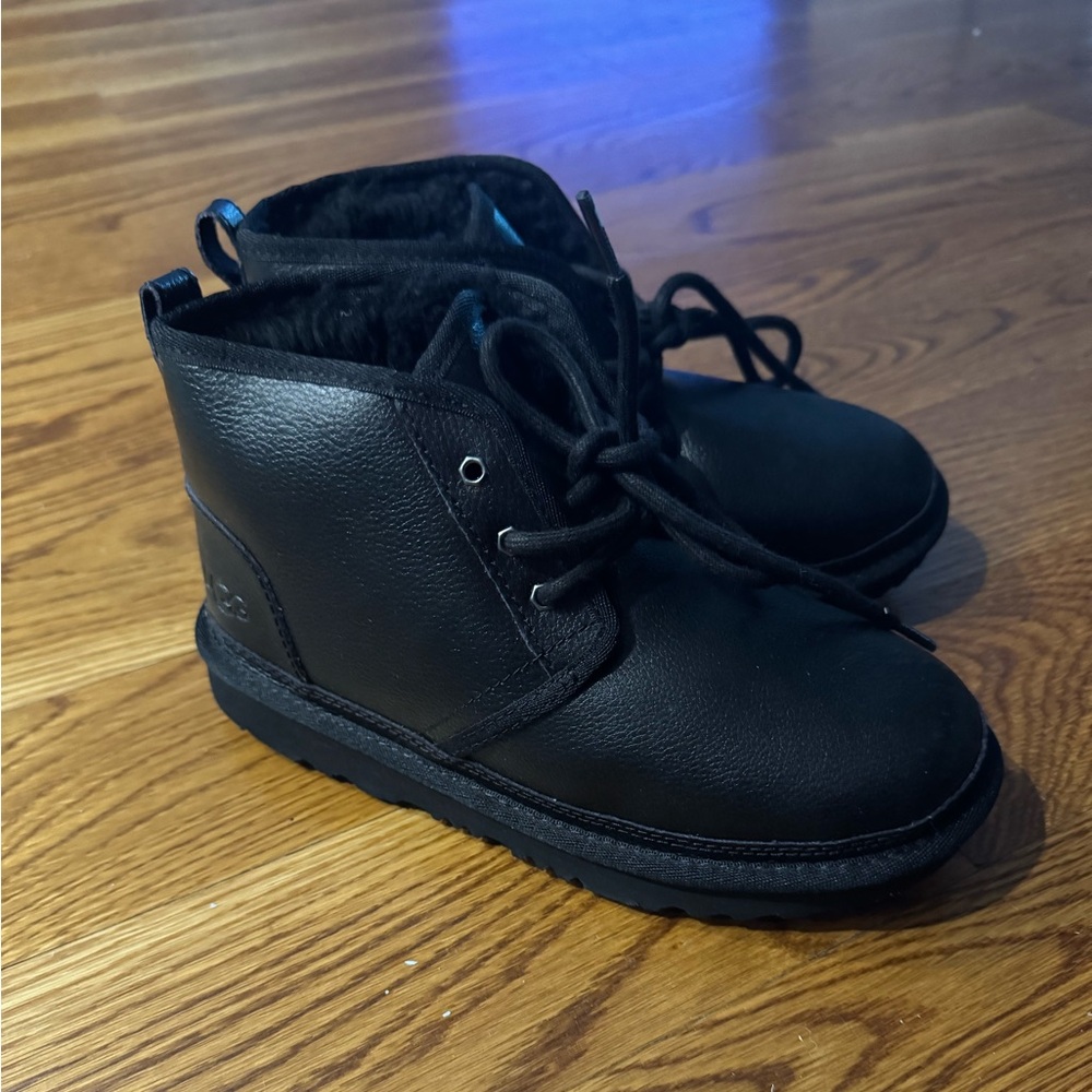 💯 Authetic Ugg Boys Neumel Leather - Size 3 Youth Like New